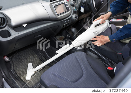 コードレスクリーナーで車内清掃 57227440