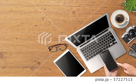 ノートパソコン、スマートフォン、タブレットのあるテーブルトップ 57227513