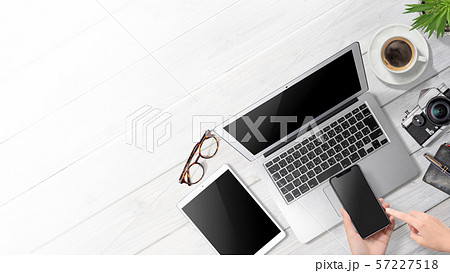 ノートパソコン、スマートフォン、タブレットのあるテーブルトップ 57227518