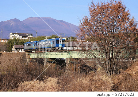 小海線の観光列車が鉄橋を渡る/(八ヶ岳高原線) 57227622