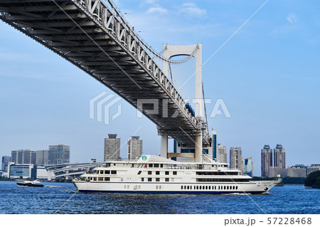 観光船が遊覧する東京湾 57228468