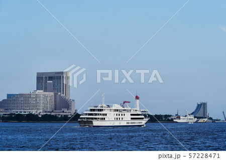 観光船が遊覧する東京湾 57228471