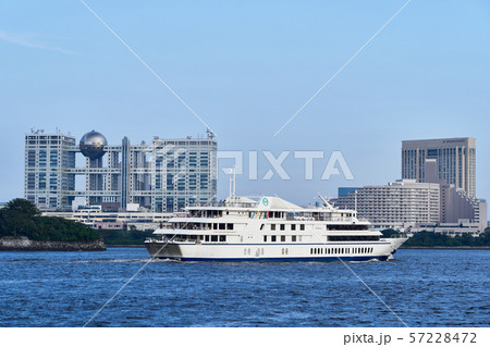 観光船が遊覧する東京湾 観光船が遊覧する東京湾 57228472