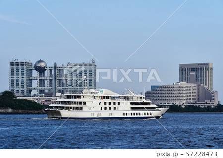 観光船が遊覧する東京湾 57228473