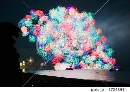 獅子岩に彩色千輪菊（熊野花火大会）の写真素材 [57228954] - PIXTA