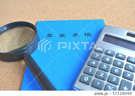 年金手帳と電卓 57229049