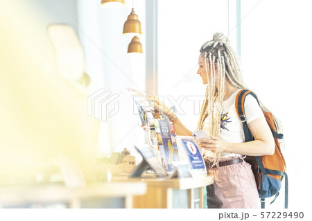 外国人向け観光案内所のパンフレットを見るドレッドヘアのロシア人 外国人向け観光案内所のパンフレットを見るドレッドヘアのロシア人 57229490