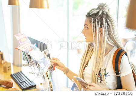 外国人観光客(ロシア人)ドレッドロックス金髪 外国人観光客(ロシア人)ドレッドロックス金髪 57229510