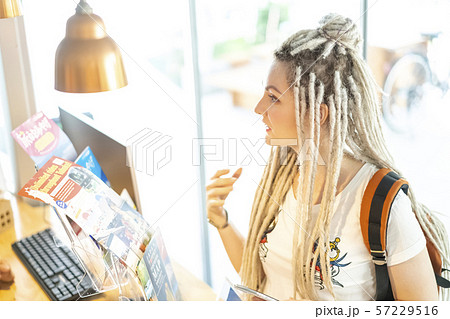 表情豊かなコミュニケーションで表現する外国人観光客ロシア人女性 表情豊かなコミュニケーションで表現する外国人観光客ロシア人女性 57229516