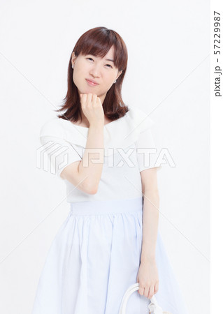 女性の夏服ポートレート 57229987