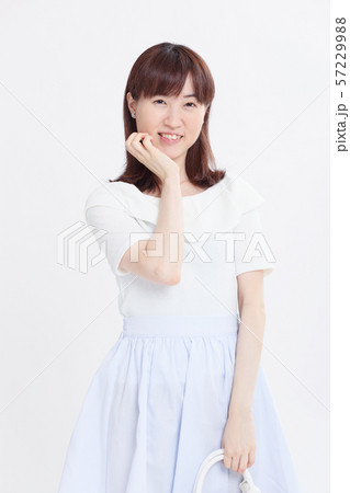 女性の夏服ポートレート 57229988