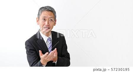 熱弁する中高年男性 57230195