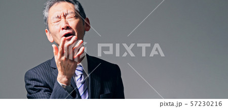 演説する中高年男性 57230216