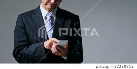スマホを使う中高年男性 57230218