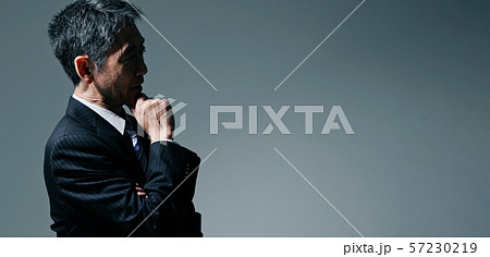 考える中高年男性 57230219