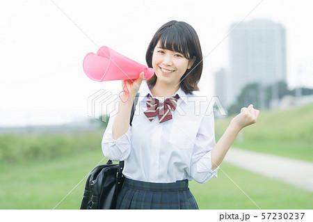 応援する女子高生 57230237