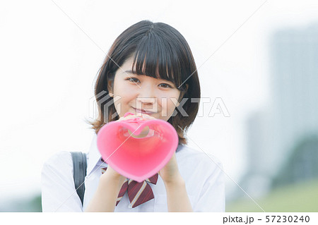 応援する女子高生 57230240