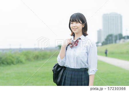 笑顔で通学する女子高生 笑顔で通学する女子高生 57230366