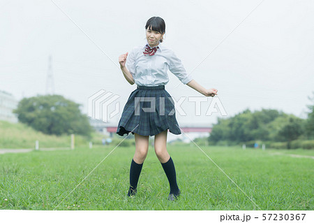 笑顔で通学する女子高生 57230367