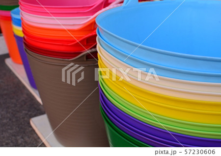 カラフルな入れ物 57230606