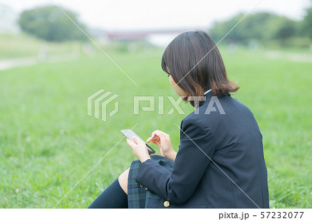 スマホを触る女子高生 57232077
