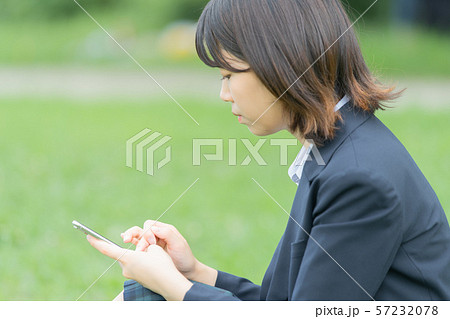 スマホを触る女子高生 57232078