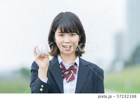 野球のボールを持つ女子高生 野球のボールを持つ女子高生 57232198