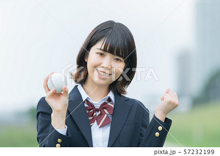 野球のボールを持つ女子高生 野球のボールを持つ女子高生 57232199