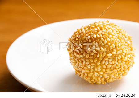 ゴマ団子。中華料理の点心(甜点心)。 57232624