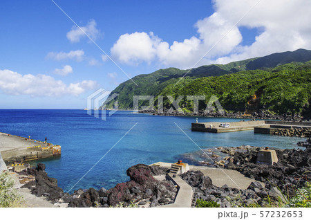 波静かな八丈島の底土港 波静かな八丈島の底土港 57232653