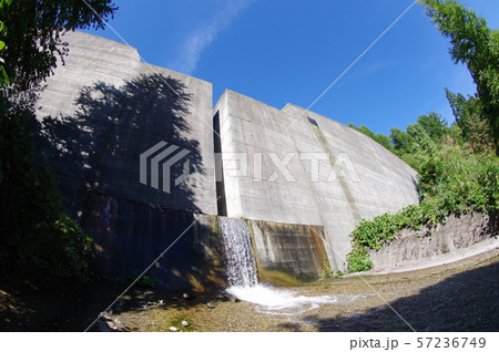 信州　白馬村の砂防施設　滝沢　コンクリートスリット堰堤　土石流発生時のみに土石流を捕捉する環境に優し 57236749