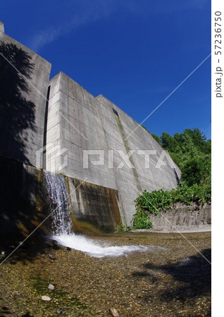 信州　白馬村の砂防施設　滝沢　コンクリートスリット堰堤　土石流発生時のみに土石流を捕捉する環境に優し 57236750