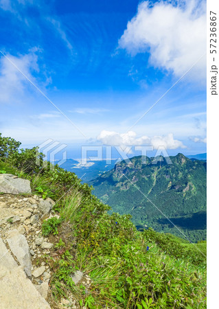 雨飾山登山 (雨飾山山頂から駒ヶ岳と糸魚川の町を望む) 雨飾山登山 (雨飾山山頂から駒ヶ岳と糸魚川の町を望む) 57236867