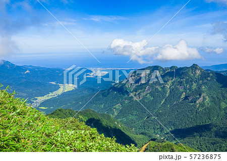 雨飾山登山 （雨飾山山頂から駒ヶ岳と糸魚川の町を望む） 57236875