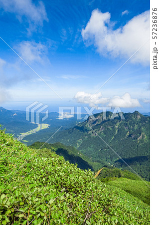 雨飾山登山 （雨飾山山頂から駒ヶ岳と糸魚川の町を望む） 57236876