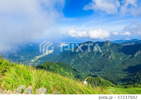 雨飾山登山 (雨飾山山頂から駒ヶ岳と糸魚川の町を望む) 雨飾山登山 (雨飾山山頂から駒ヶ岳と糸魚川の町を望む) 57237002