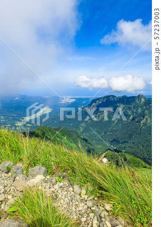 雨飾山登山 (雨飾山山頂から駒ヶ岳と糸魚川の町を望む) 雨飾山登山 (雨飾山山頂から駒ヶ岳と糸魚川の町を望む) 57237003
