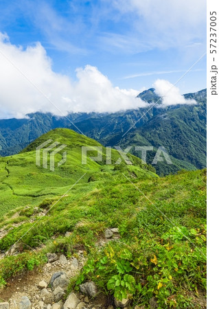 雨飾山登山 （雨飾山山頂から笹平と焼山の眺め） 57237005