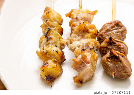 焼鳥盛り合わせ。塩焼き三種3本(ずり・せせり・ぼんじり)。 焼鳥盛り合わせ。塩焼き三種3本(ずり・せせり・ぼんじり)。 57237111