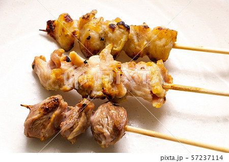 焼鳥盛り合わせ。塩焼き三種3本(ずり・せせり・ぼんじり)。 焼鳥盛り合わせ。塩焼き三種3本(ずり・せせり・ぼんじり)。 57237114