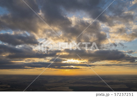 夕焼け 夕日 青 57237251