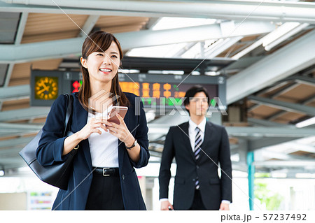 通勤　女性　電車　駅　ビジネスウーマン　スマホ　撮影協力：京王電鉄株式会社 57237492