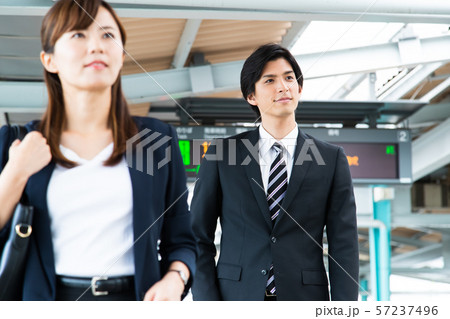 通勤 女性 電車 駅 ビジネスウーマン 撮影協力 京王電鉄株式会社の写真素材