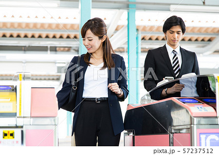 通勤　女性　電車　駅　ビジネスウーマン　撮影協力：京王電鉄株式会社 57237512