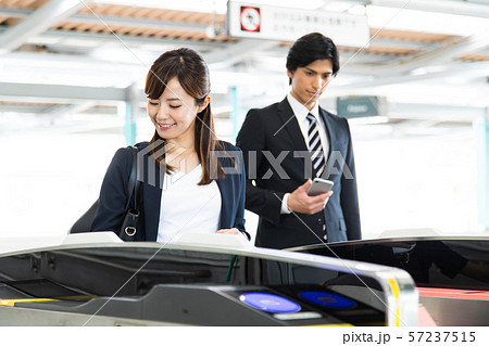 通勤　女性　電車　駅　ビジネスウーマン　撮影協力：京王電鉄株式会社 57237515
