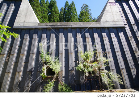 信州　白馬村の砂防施設　沢尻沢　砂防堰堤　堰堤を壁面材で覆った土石流に対応した堰堤 57237703