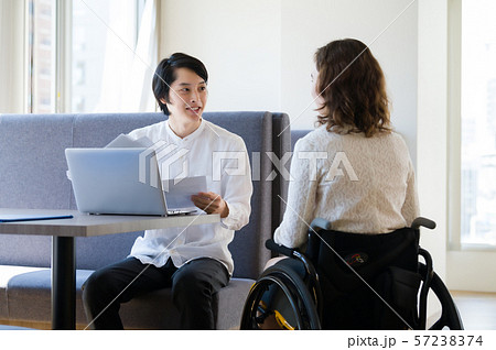 車椅子 ビジネス ミーティング 車椅子 ビジネス ミーティング 57238374