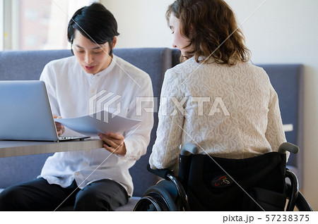 車椅子 ビジネス ミーティング 57238375