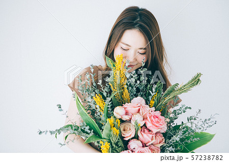花束を持つ若い女性 花束を持つ若い女性 57238782