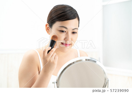 ファンデーションブラシを使う ファンデーションブラシを使う 57239090